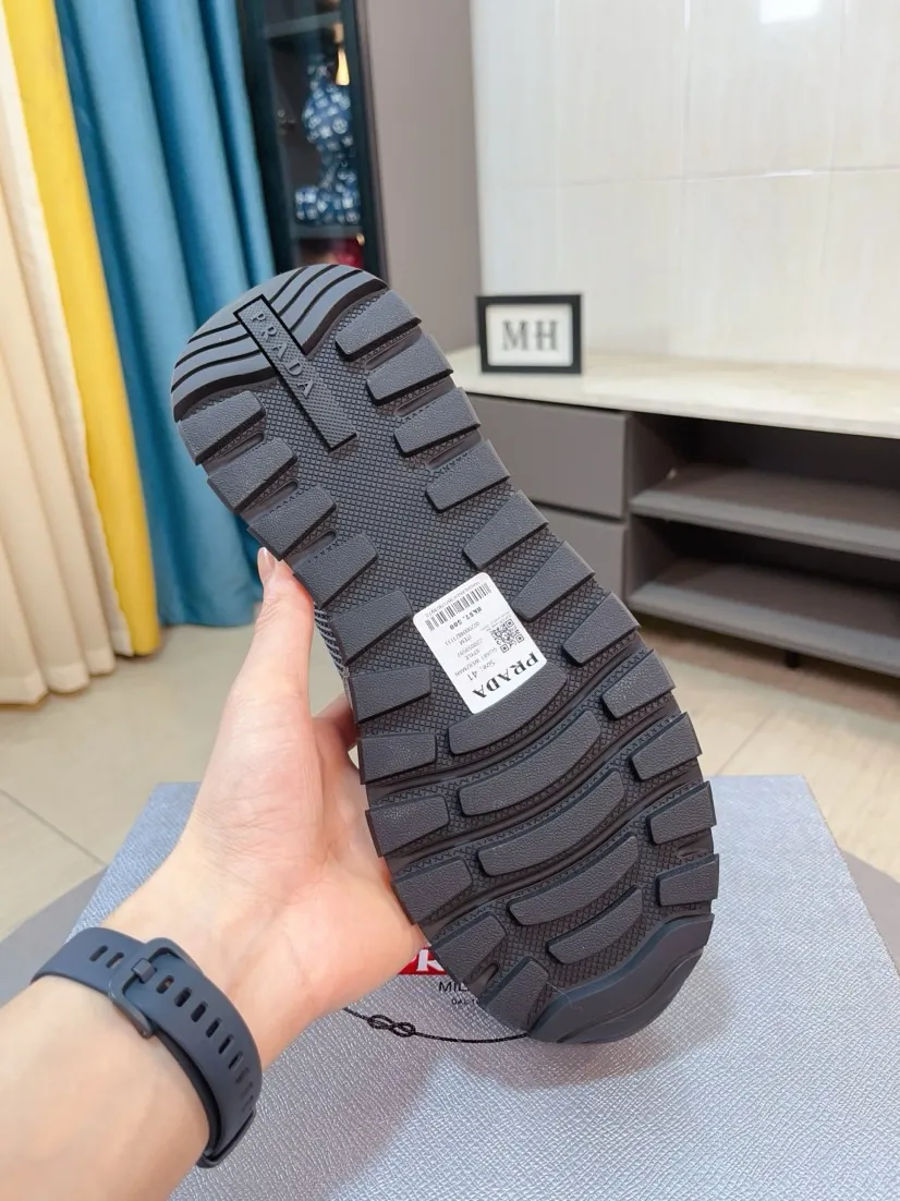 Men's shoes 💰580🌹🌹High-quality new Prada counters are launched simultaneously. The new men's shoes and 😘fabrics are selected from imported mesh and glue-spraying technology. Imported cowhide lining. 👍🏿High-end☄️Open-molded non-slip rubber outsole, exquisite lines, simple and elegant, comfortable and high-end for leisure travel. Code number: 38 to 44